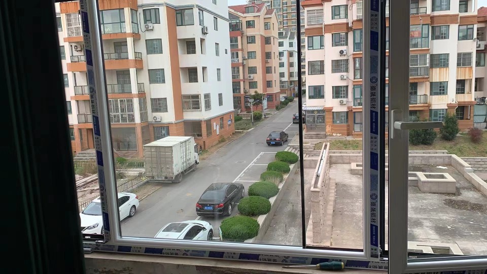 封阳台后窗玻璃还留十几厘米缺口